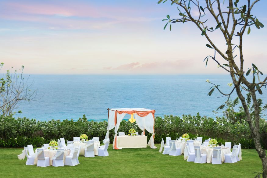 可在海滩的海滨教堂举行婚礼。