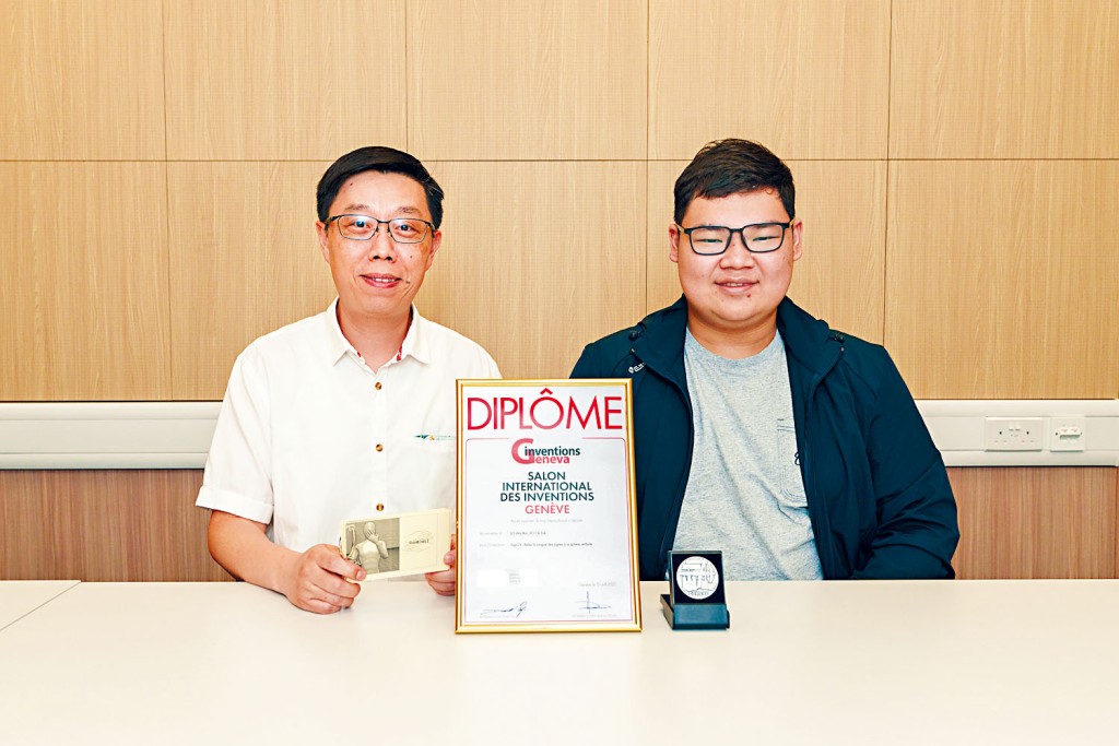 人工智能與教育科技榮譽理學士課程學生盧偉健(右)及數學與資訊科技學系高級講師蘇賜福博士(左)攜手研發的Sign2V即時手語翻譯系統,勇奪第50屆日內瓦國際發明展的銀獎。 人工智能與教育科技榮譽理學士課程學生盧偉健(右)及數學與資訊科技學系高級講師蘇賜福博士(左)攜手研發的Sign2V即時手語翻譯系統,勇奪第50屆日內瓦國際發明展的銀獎。