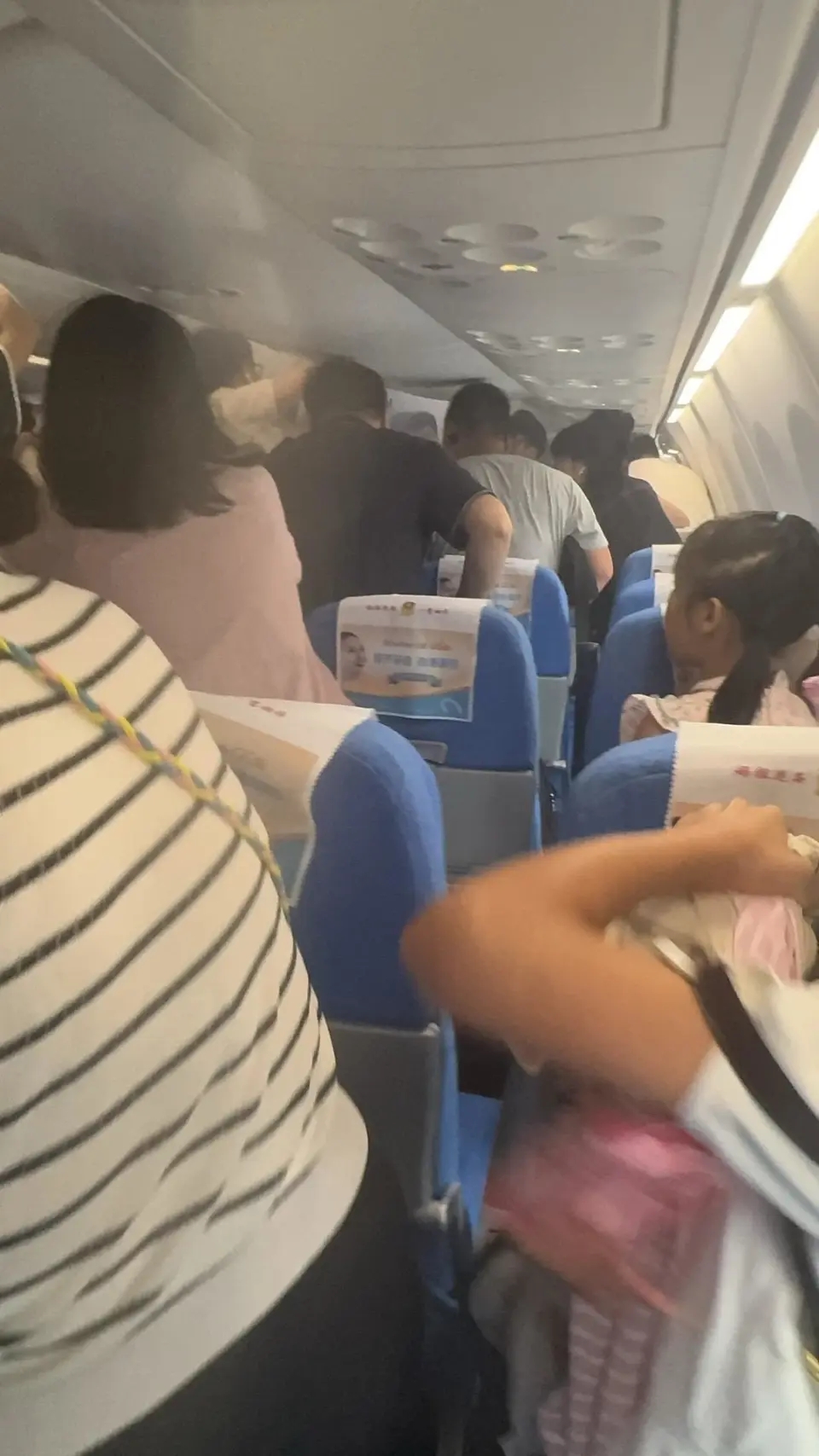 網民發布照片指,廈門航空一航班起飛前客艙內有充電寶起火。 網民發布照片指,廈門航空一航班起飛前客艙內有充電寶起火。