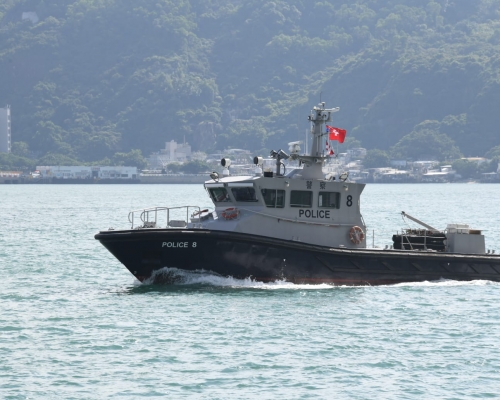 水警將女子遺體送回岸上。楊永亨攝