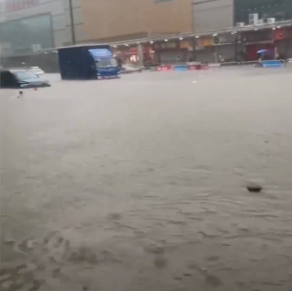 東莞暴雨，多處水浸街。