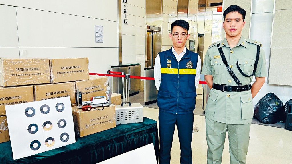 海關有組織罪案調查科調查主任郭俊廷(左)及機場科督察趙挺笙,展示證物。