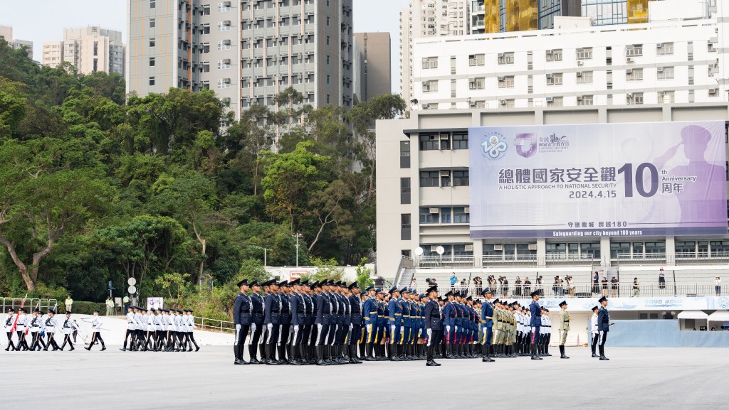 纪律部队仪仗队在升旗仪式中列队。政府新闻处