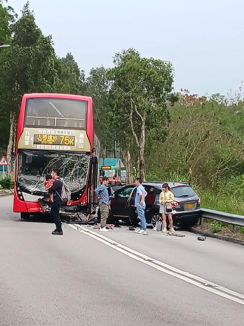 一輛雙層巴士與私家車發生相撞。網上圖片