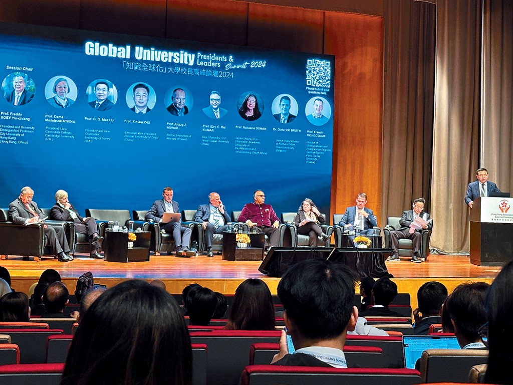 梅彥昌(左一)昨於討論環節中,與多名學者探討大學如何以創新管治模式應對挑戰。