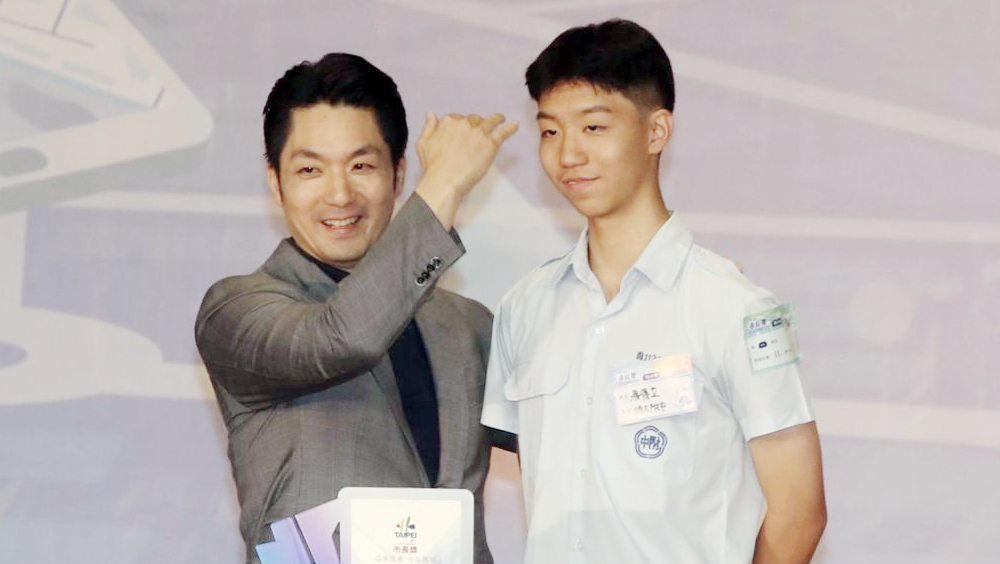 台北市长蒋万安与儿子蒋得立。 中时