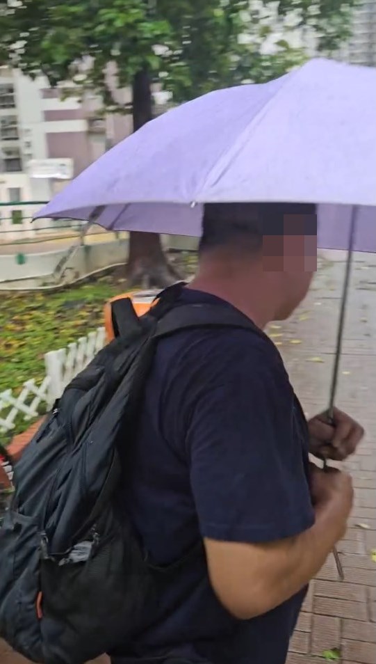 短片中，大叔拿著單車行了一段長路後，轉 彎繼續前行，沿途一直抵受事主的謾罵，到 經過電話亭後，終於在燈柱旁的空位棄車， 倖倖然轉身離開。fb「粉嶺上水街坊交流區」截圖