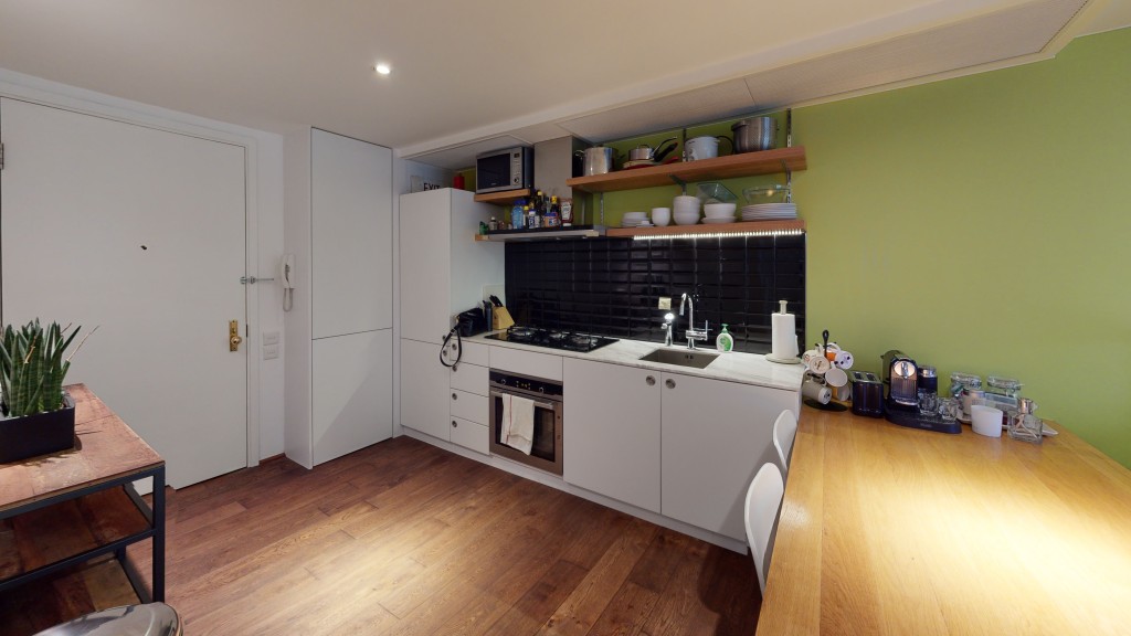 开放式厨房已附有嵌入式家电及厨柜。