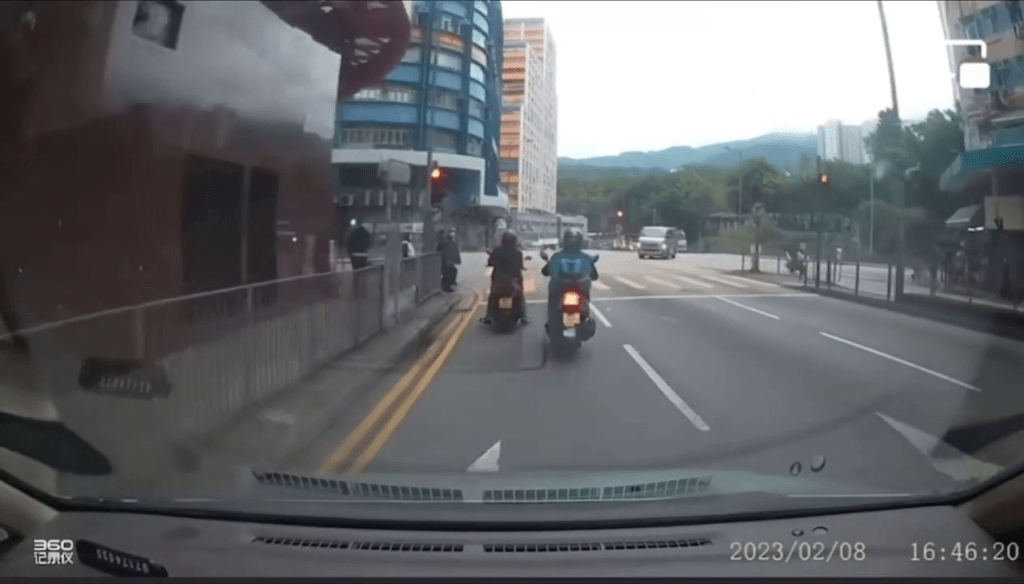 鐵騎士於紅色交通燈號前停車。車Cam片段