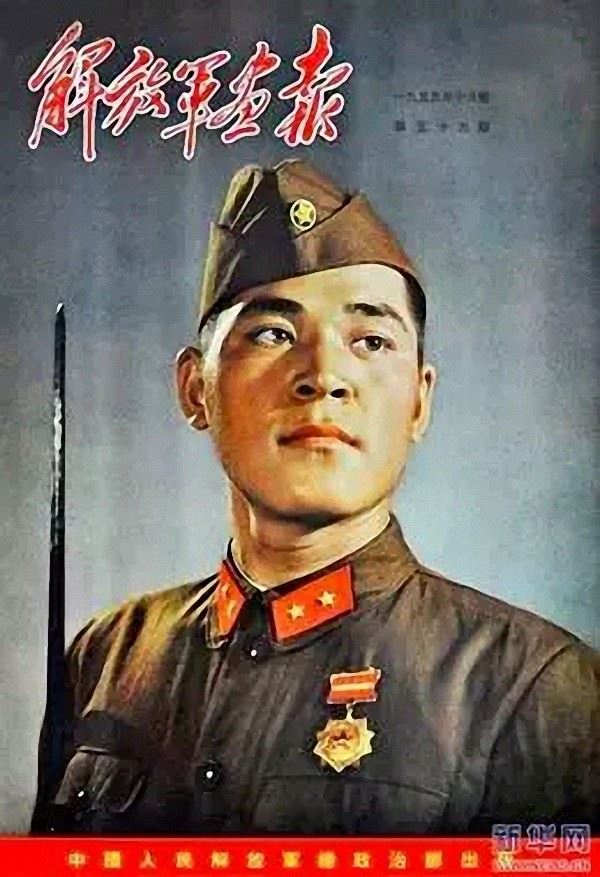 1955年，解放軍士兵首次戴船形帽。