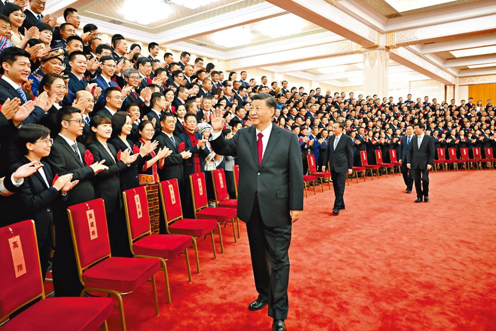 習近平昨天會見全國「人民滿意的公務員」，受到熱烈歡呼。 