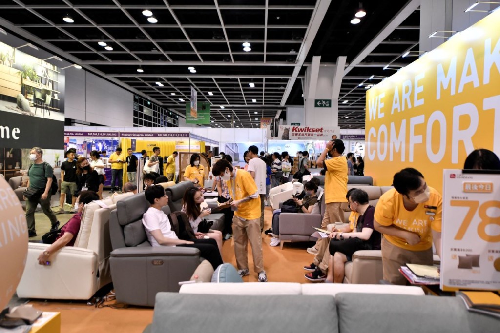 很多參展商會提供場內獨家優惠,吸引市民入場掃平貨。