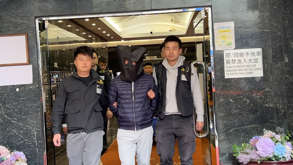 警方搜查新蒲崗工程公司的辦公室後，帶走一名被捕人。