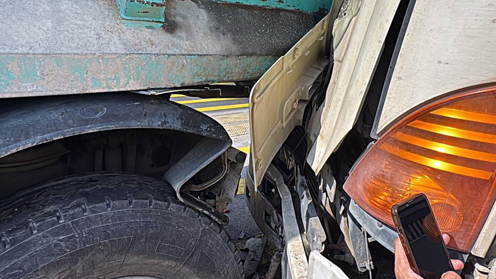 泥頭車撼泥頭車。網圖