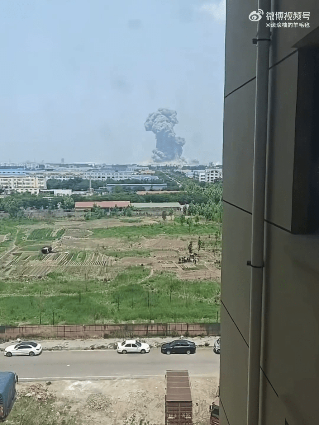 山東一化工廠房爆炸,驚現巨型「蘑菇雲」。 微博 山東一化工廠房爆炸,驚現巨型「蘑菇雲」。 微博