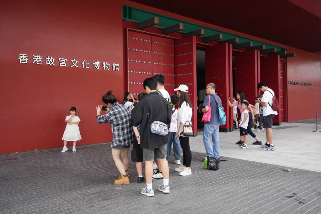 不少旅行團和自由行旅客到訪故宮博物館。吳艷玲攝