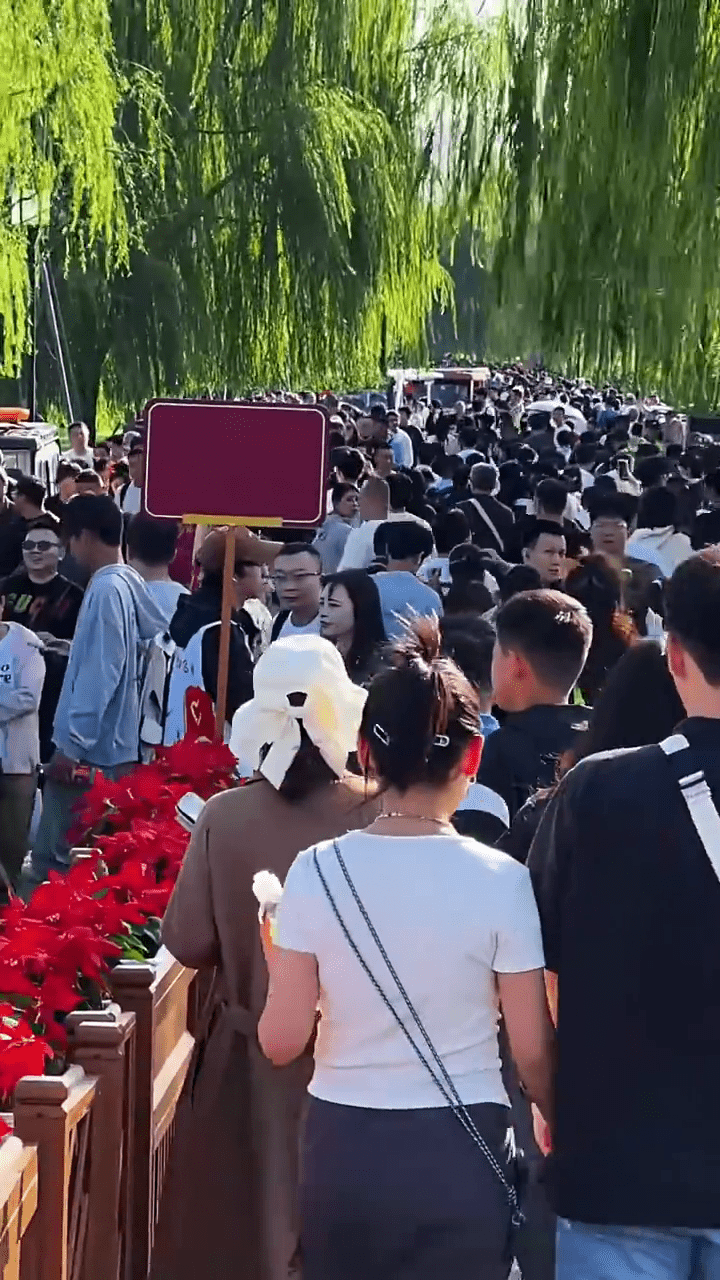 國慶假期，杭州西湖景區開啟「人山人海」模式。