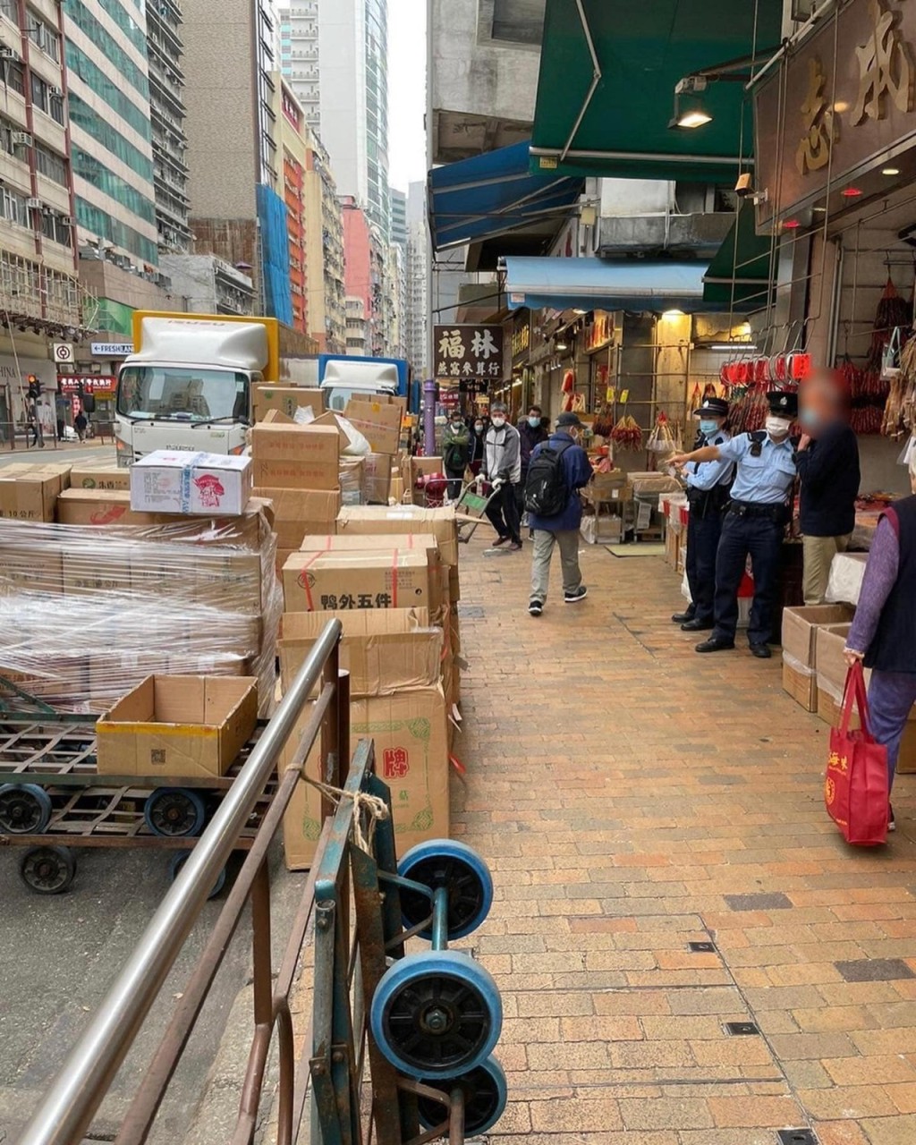 西區警區聯同食環署人員在海味街一帶打擊阻街。警方提供