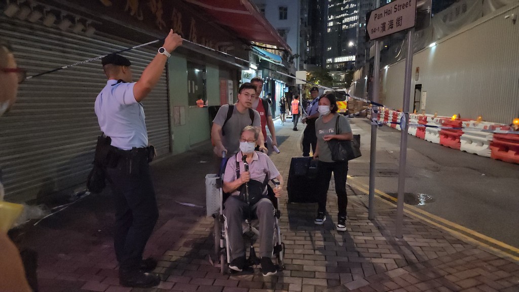 居民傍晚起陸續撤離。 居民傍晚起陸續撤離。