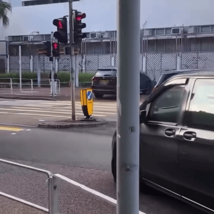 一部兩地牌黑色SUV剷上乙明邨街及沙角街交界的過路處。Threads：_hyin_19