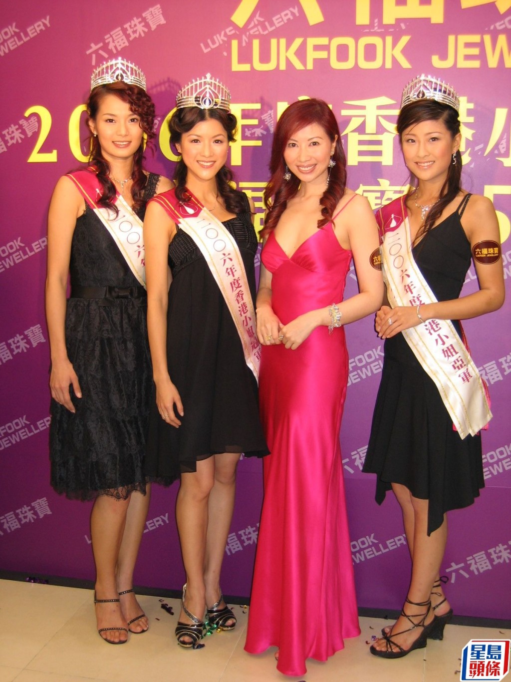 身穿桃红色低胸露背裙亮相的杨宝玲(Pauline)(右二)，为2006年度港姐冠军陈茵媺(左二)、亚军周家蔚(右一)及季军吕慧仪(左一)颁奖。