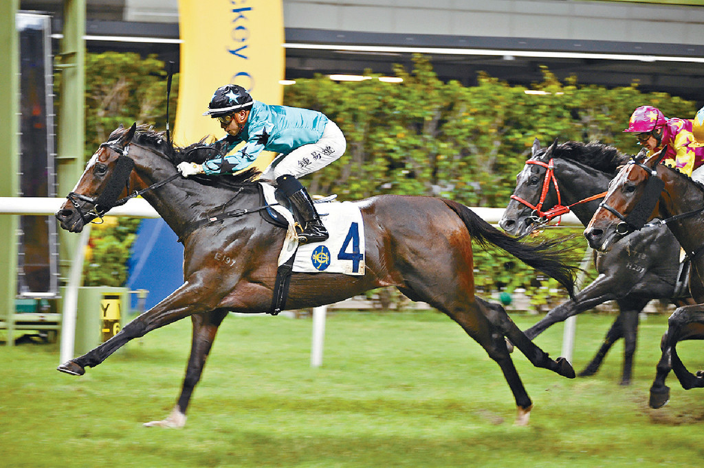 ■「興高采烈」昨晚連捷兼捧盃。