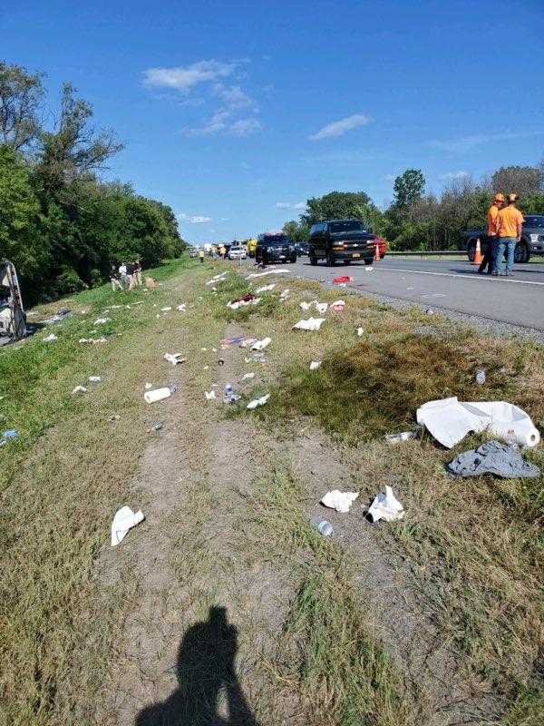 車內雜物散滿一地。NYStatePolice twitter