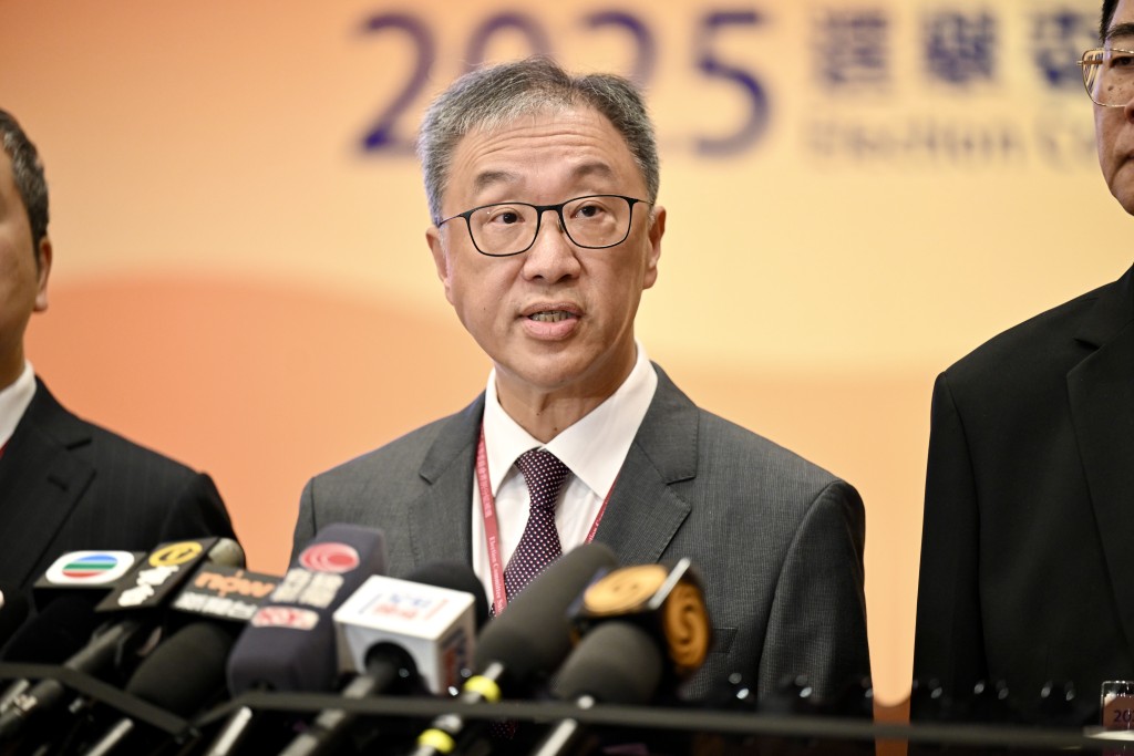 陸啟康下午冒雨到中央圖書館現場視察。劉駿軒攝 陸啟康下午冒雨到中央圖書館現場視察。劉駿軒攝