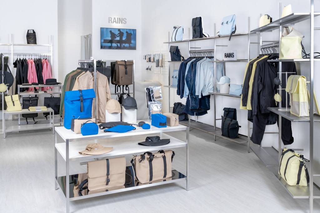 丹麥品牌RAINS主打極簡設計的防水衣飾，最近在港首設專店並推出優惠，購買兩件產品可享9折、買3件享85折。（RAINS）