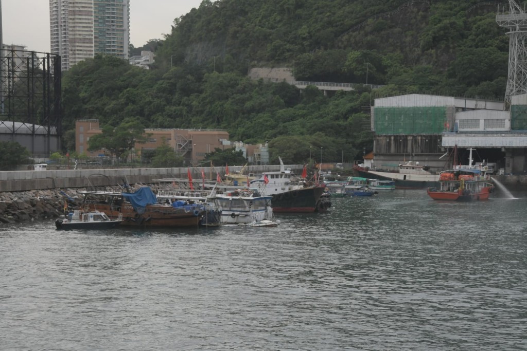 现场为香港仔避风塘近海怡半岛7座对开。