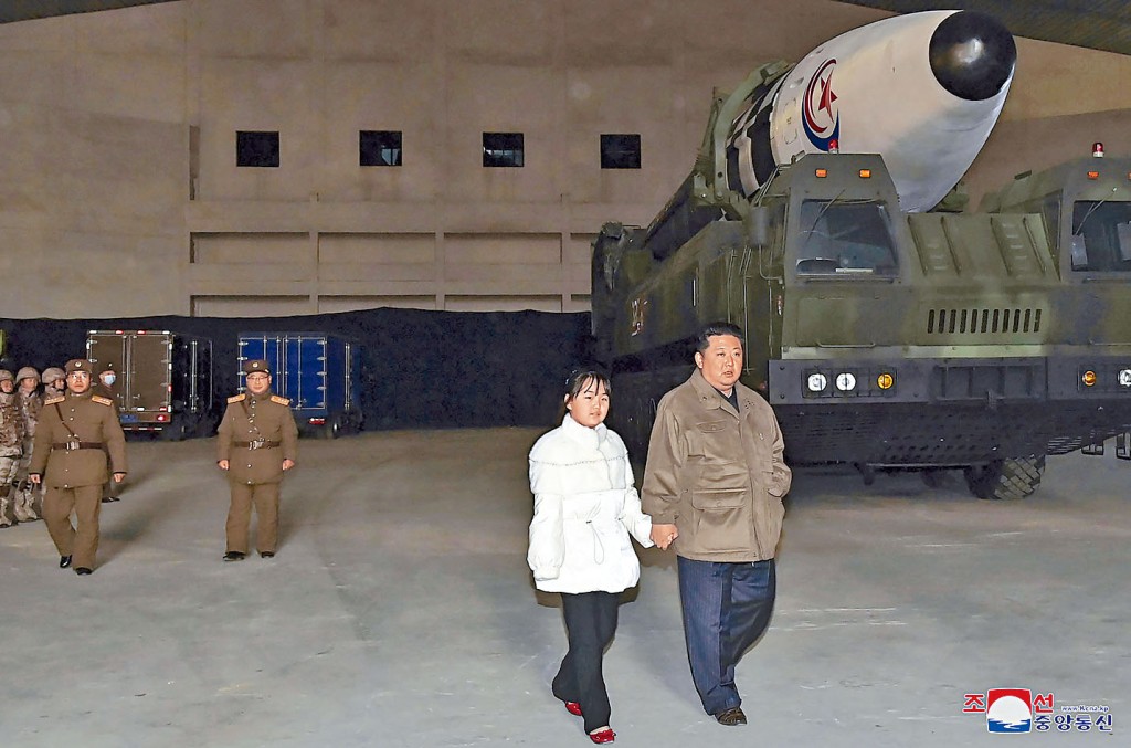 金正恩在平壤國際機場,拖着女兒視察一枚導彈。