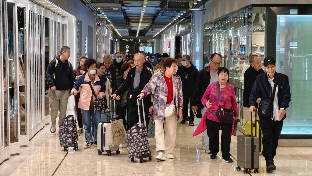 乘客無奈陸續散去。 乘客無奈陸續散去。