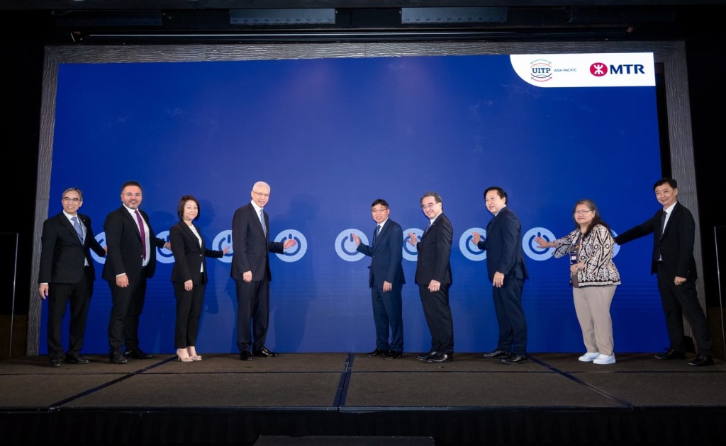 國際公共交通聯會亞太區主席兼新加坡陸路交通管理局副首席執行官葉永樂先生(右三) 、運輸及物流局局長林世雄先生，GBS，JP(中) 、港鐵公司主席歐陽伯權博士(左四)、港鐵公司行政總裁金澤培博士(右四)、運輸署署長李頌恩女士，JP(左三)、港鐵公司全球營運標準研究院主席兼國際公共交通聯會城市鐵路委員會主席劉天成先生(左一)、馬來西亞砂勞越交通部常務秘書Dato Ir Alice Jawan EMPALING女士（右二)、比利時UITP會員及全球會員與營運高級董事Dr Kaan YILDIZGOZ博士(左二)以及UITP亞太區年會籌委會聯席主席兼總監董寶才先生 (右一)於開幕儀式中為活動揭開序幕。