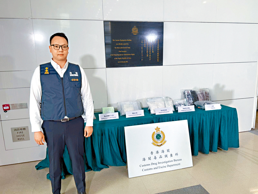 海关毒品调查科毒品调查第二组高级调查主任陈建超讲述案件及展示案中证物。