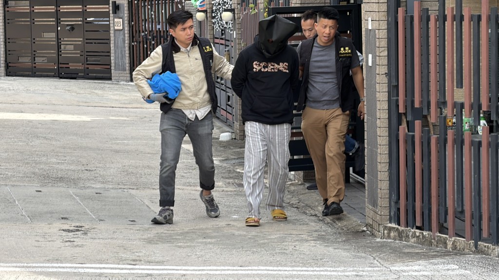 工程公司男董事被押返蝦尾新村搜屋。