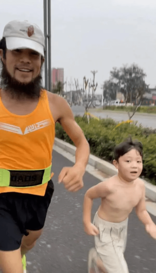河南平頂山的男士也紀錄了帶兒子跑步一年後前後變化。