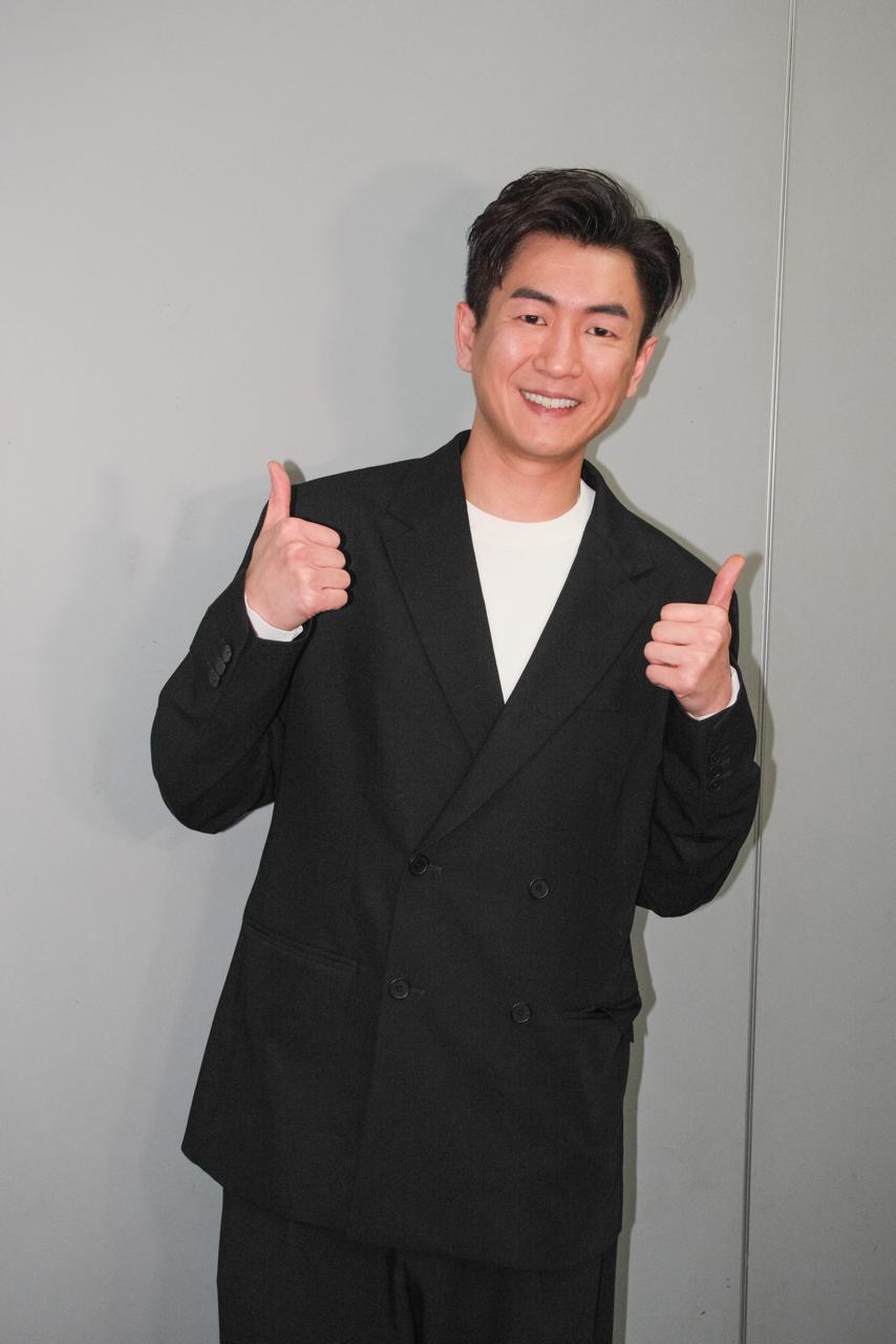 他表示首次在咁多观众面前唱歌感紧张。