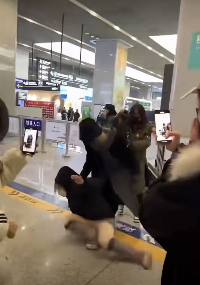 女生跌在地上,靈超未即時放手。 女生跌在地上,靈超未即時放手。