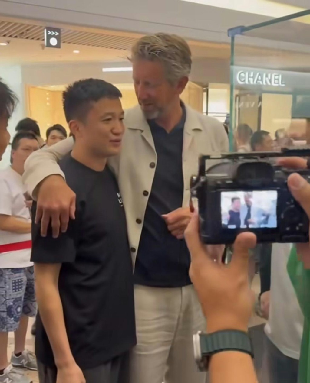 王至尊(左)是球會班主。 王至尊(左)是球會班主。