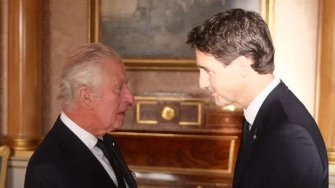 加拿大總理杜魯多（右）表示，他和全國都會關心祝福查理斯三世的癌症治療。