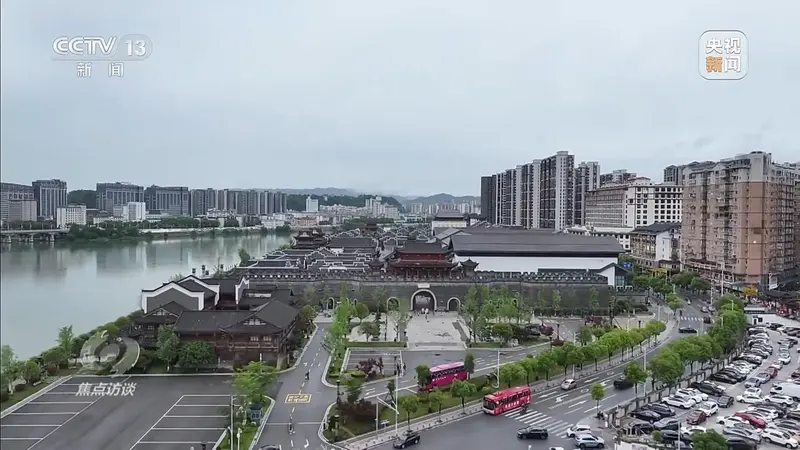 大庸古城只有停車場能賺錢。央視 大庸古城只有停車場能賺錢。央視