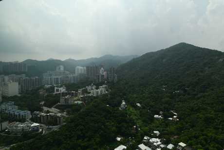 從房間外望火炭一帶樓景及山景，視野開揚。