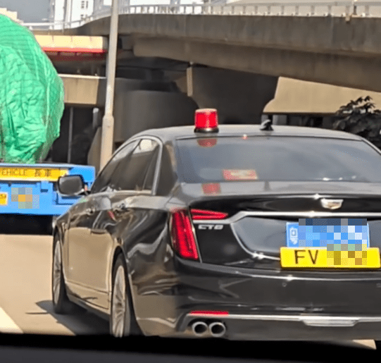 有意見推測，車輛可能為護送用途的「安全車」。Threads@330eunwoo