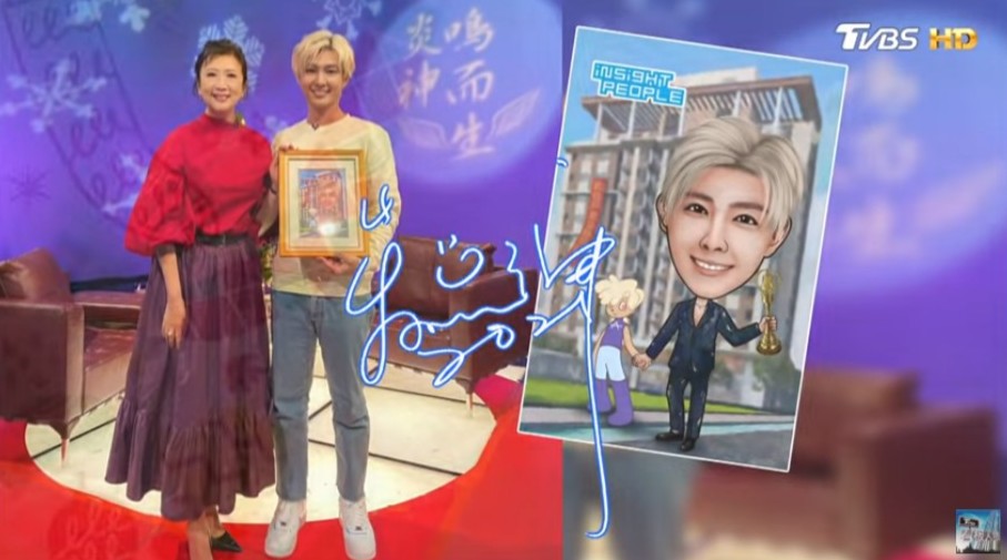 節目主持方念華向炎亞綸送贈紀念品。