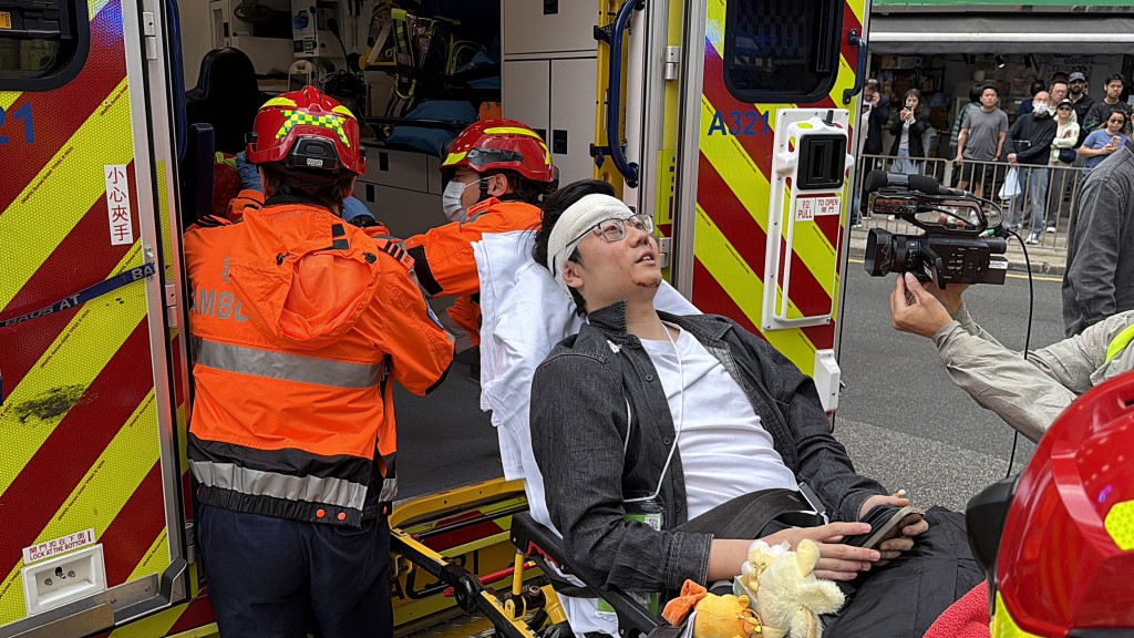 傷者送院治理。梁國峰攝 傷者送院治理。梁國峰攝