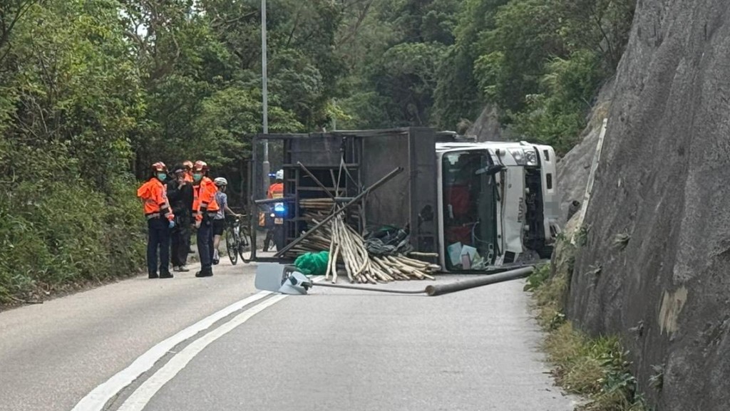 大潭道貨車翻側撞爛燈柱 司機乘客自行脫困 道路來回全封