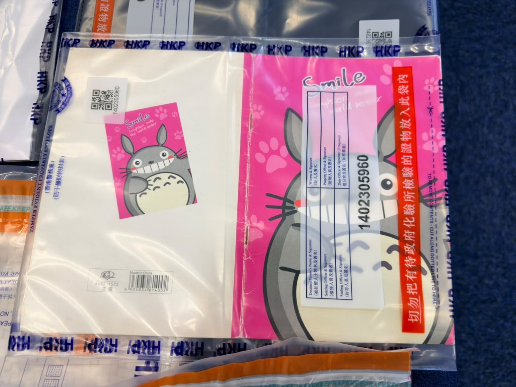 警方檢獲詐騙集團的「數簿」。 警方檢獲詐騙集團的「數簿」。