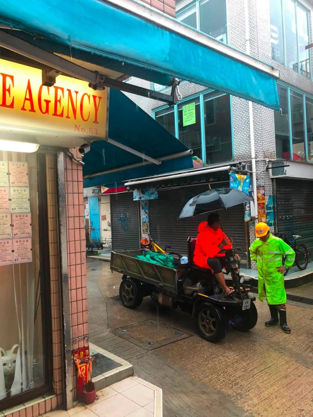 渠務署表示，所有水浸個案已經於1-2小時內完成處理，而受水浸影響的道路亦已回復正常運作。fb「下水水」圖片