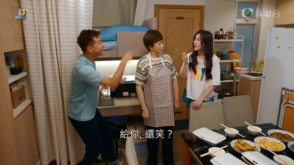 拍攝時仲未剪短頭髮嘅劉佩玥飾演陳展鵬老婆。