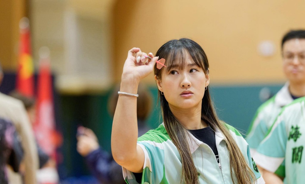 海關飛鏢隊與醫療輔助隊的飛鏢隊展開第一場對決，最終不負眾望，成功奪得首場勝仗。香港海關fb圖片